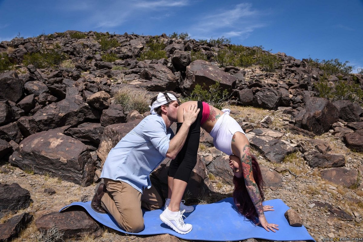Женщина с тату занимается сексом в горах