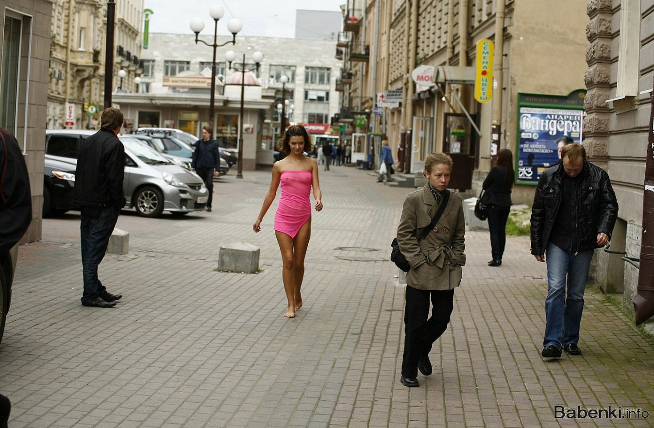 Сексуальная русская девушка с торчащими сосками прошлась по городу перед публикой