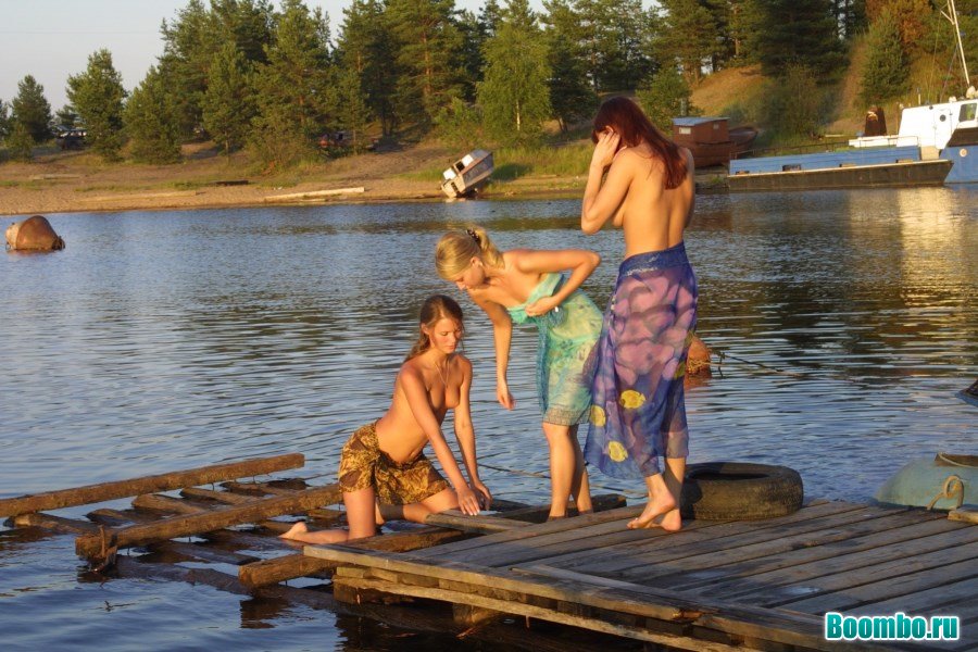 Девушки купаются голышом на природе