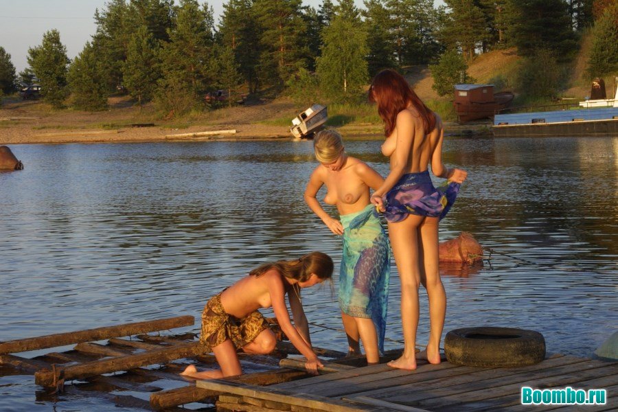 Девушки купаются голышом на природе