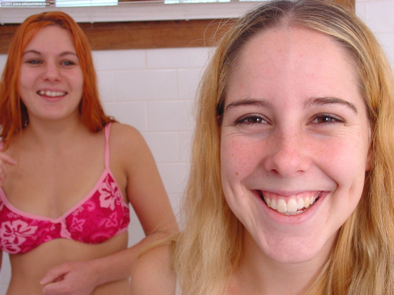 Две симпатичные девчонки шалят в ванне