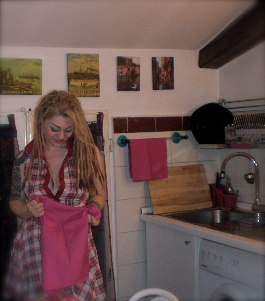 Голая девушка на кухне с волосатой киской