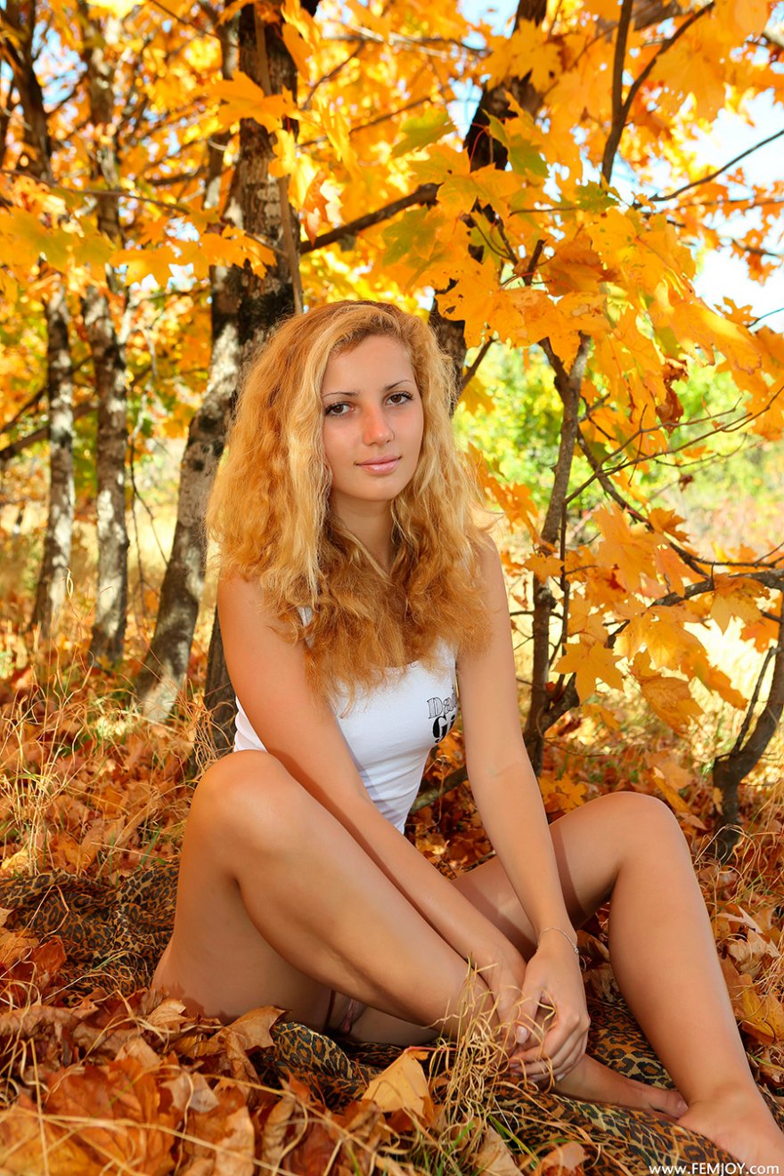 Фото голой блондинки в осеннем лесу