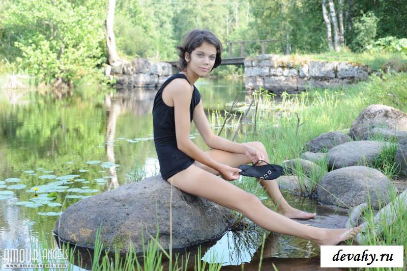 Бесстыжая девушка обнажилась на озере