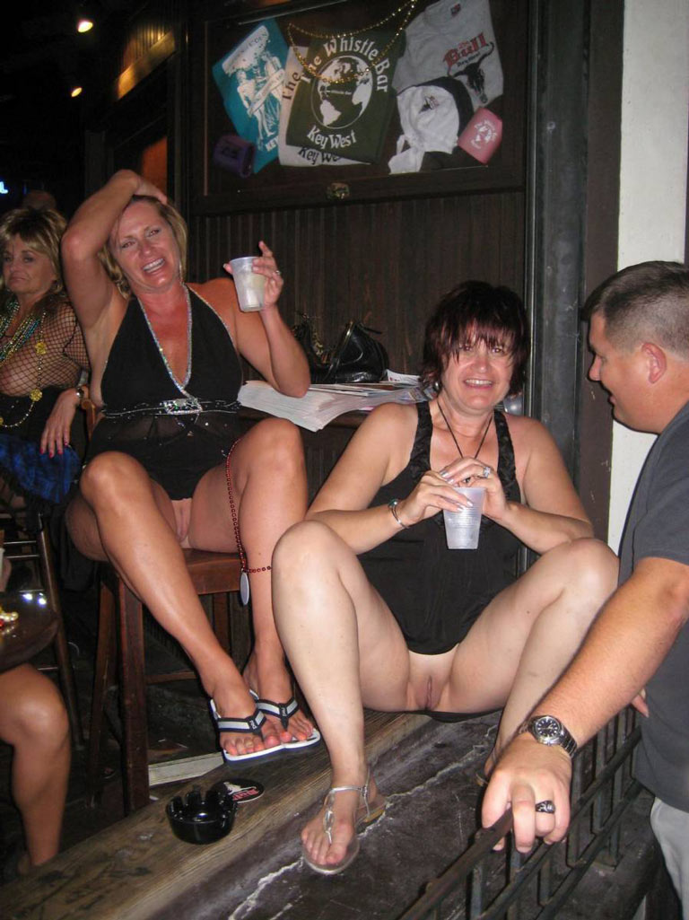 Пьяные девушки без трусов СЕКС фото